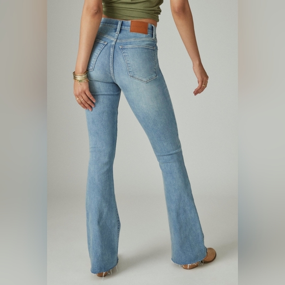 NWT High Rise Distressed Lucky Brand Jeans - Picture 2 of 9